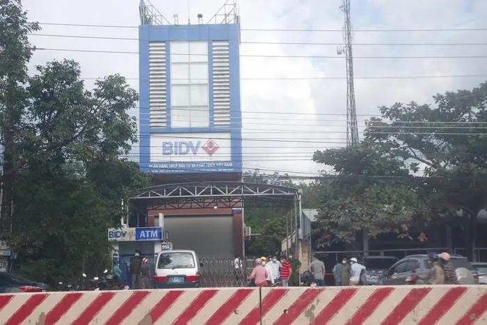 1 ngân hàng ở Bình Dương bị kẻ có súng xông vào cướp-2