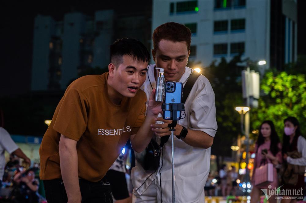 Bi hài hàng rong bị cấm kiểu bắt cóc bỏ đĩa ở phố đi bộ Nguyễn Huệ-2