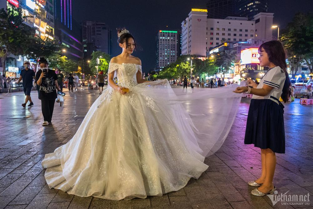 Bi hài hàng rong bị cấm kiểu bắt cóc bỏ đĩa ở phố đi bộ Nguyễn Huệ-3