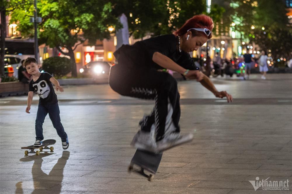 Bi hài hàng rong bị cấm kiểu bắt cóc bỏ đĩa ở phố đi bộ Nguyễn Huệ-4