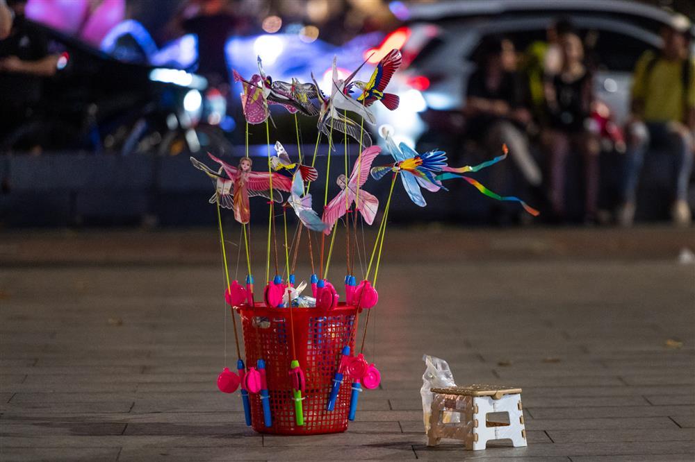 Bi hài hàng rong bị cấm kiểu bắt cóc bỏ đĩa ở phố đi bộ Nguyễn Huệ-6