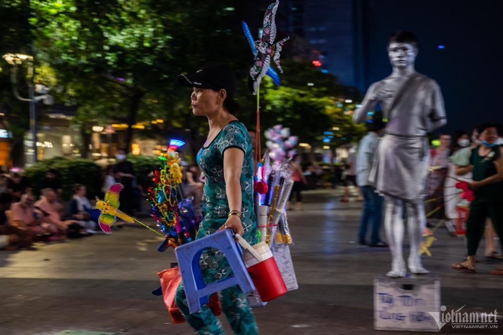 Bi hài hàng rong bị cấm kiểu bắt cóc bỏ đĩa ở phố đi bộ Nguyễn Huệ-8