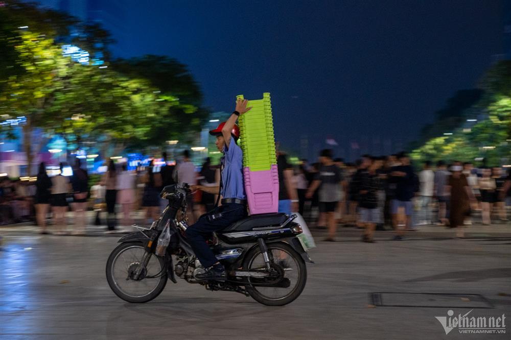 Bi hài hàng rong bị cấm kiểu bắt cóc bỏ đĩa ở phố đi bộ Nguyễn Huệ-9