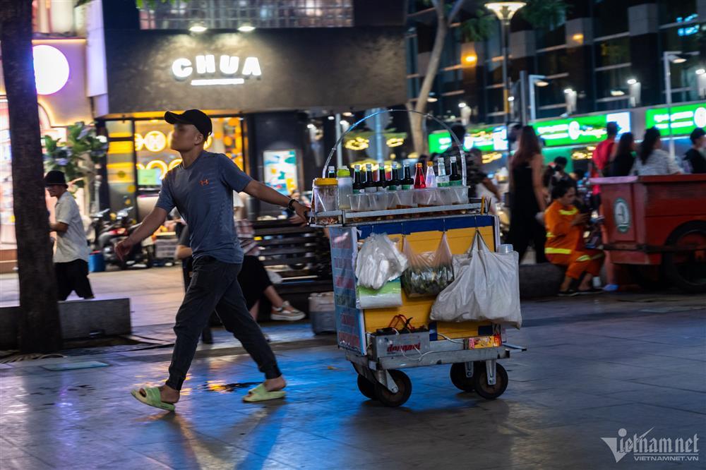 Bi hài hàng rong bị cấm kiểu bắt cóc bỏ đĩa ở phố đi bộ Nguyễn Huệ-10