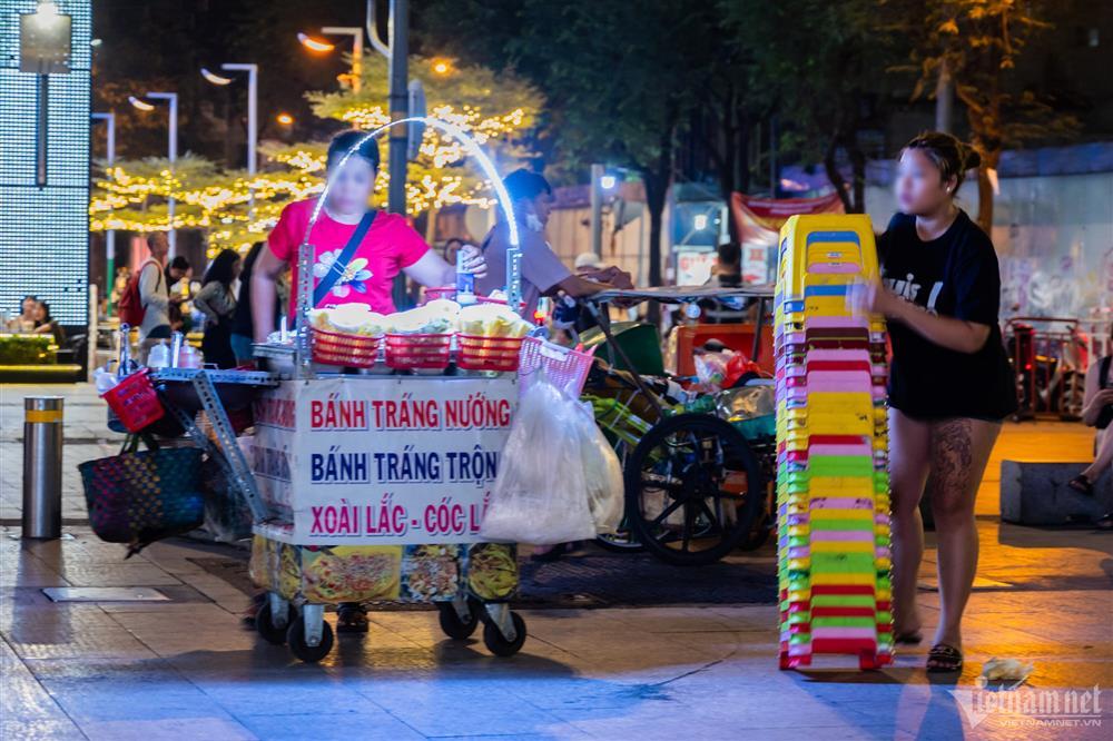 Bi hài hàng rong bị cấm kiểu bắt cóc bỏ đĩa ở phố đi bộ Nguyễn Huệ-11