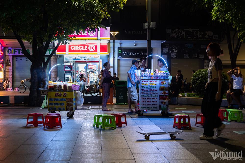 Bi hài hàng rong bị cấm kiểu bắt cóc bỏ đĩa ở phố đi bộ Nguyễn Huệ-12