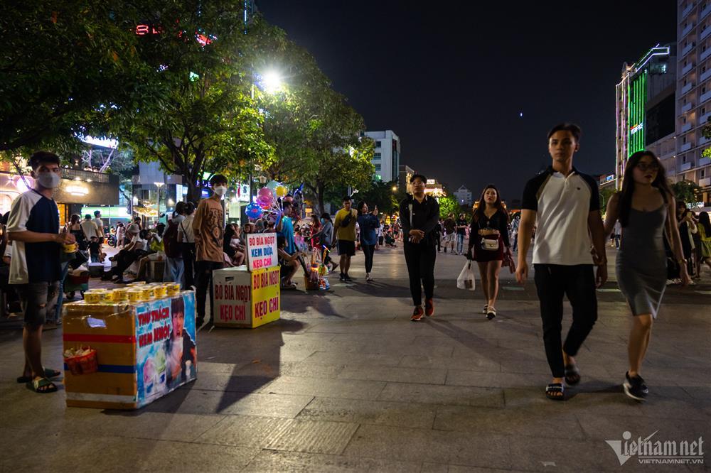 Bi hài hàng rong bị cấm kiểu bắt cóc bỏ đĩa ở phố đi bộ Nguyễn Huệ-13