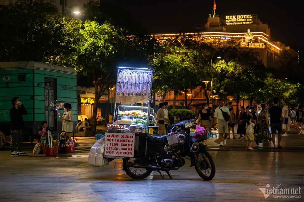 Bi hài hàng rong bị cấm kiểu bắt cóc bỏ đĩa ở phố đi bộ Nguyễn Huệ-15