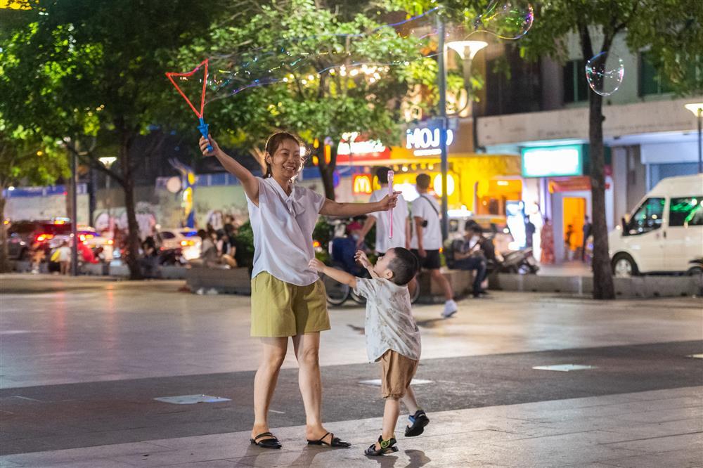 Bi hài hàng rong bị cấm kiểu bắt cóc bỏ đĩa ở phố đi bộ Nguyễn Huệ-16