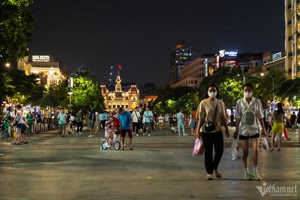 Nắng nóng khiến phố đi bộ hồ Gươm chỉ có khách tây, vắng bóng người Việt-13