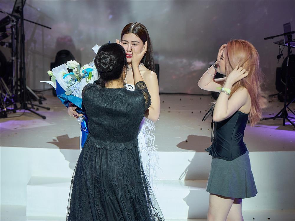 Ca sĩ Hà Nhi khóc nức nở khi gặp lại mẹ và em gái-7