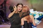 Ca sĩ Hà Nhi khóc nức nở khi gặp lại mẹ và em gái