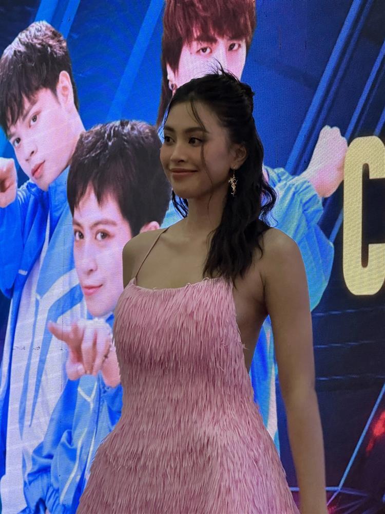 Ngoài mặt mộc cực xịn, Tiểu Vy còn bất chấp mọi loại cam thường-4