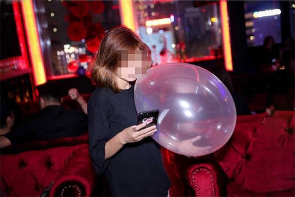 Hít 10 quả bóng cười mỗi ngày, cô gái bị tổn thương thần kinh tủy sống-1