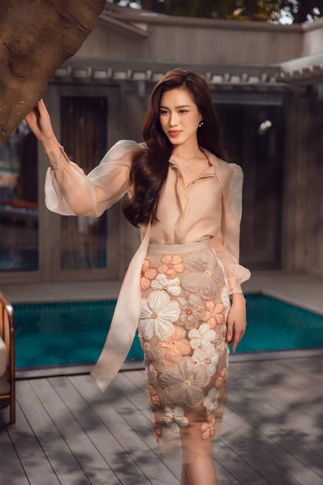 Đỗ Thị Hà khoe đôi chân thương hiệu 1m1 trong loạt váy áo đậm chất mùa hè-2