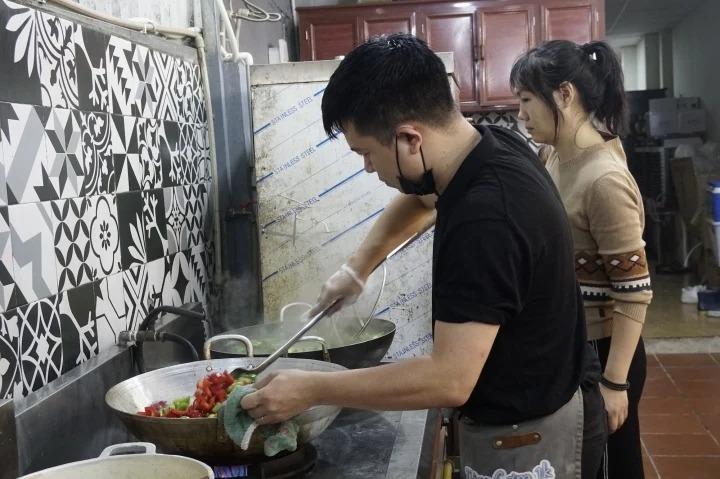 Con gái mất vì ung thư, bố mở tiệm cơm 1 nghìn giúp trẻ bệnh K-3