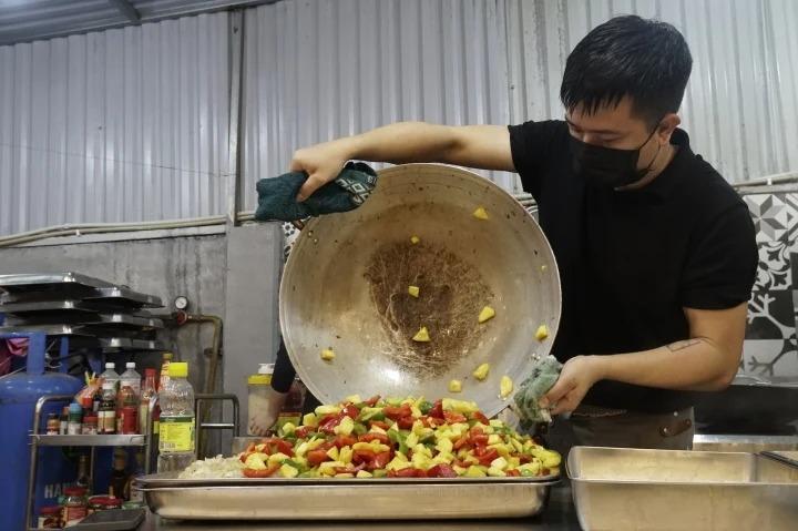 Con gái mất vì ung thư, bố mở tiệm cơm 1 nghìn giúp trẻ bệnh K-4