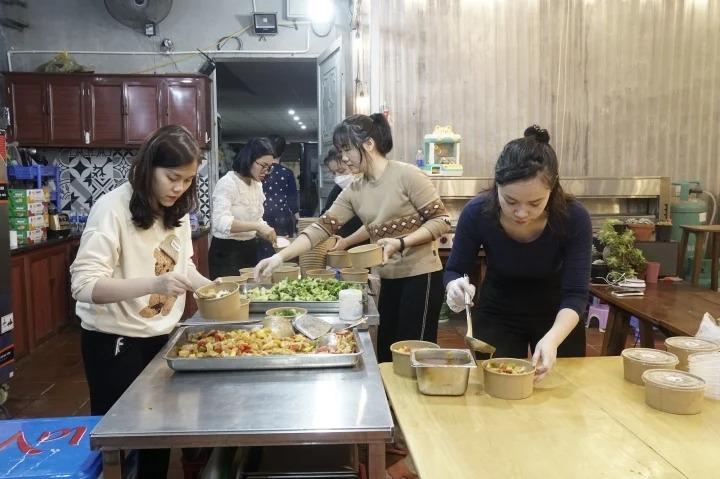 Con gái mất vì ung thư, bố mở tiệm cơm 1 nghìn giúp trẻ bệnh K-5