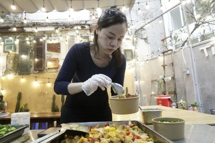 Con gái mất vì ung thư, bố mở tiệm cơm 1 nghìn giúp trẻ bệnh K-6