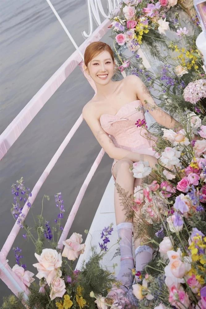 Thúy Ngân ngày càng nổi loạn, táo bạo trong cách ăn mặc-1