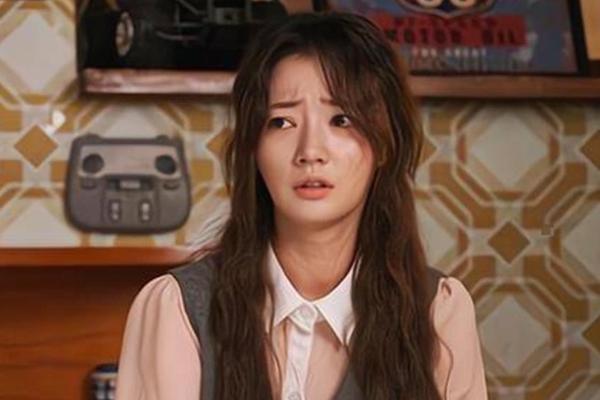 Phấn khích vì ly hôn thành công, người phụ nữ làm tiệc lớn-5