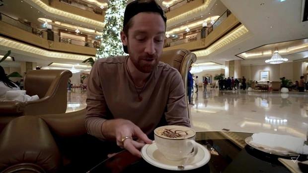 Ly cà phê rắc vàng 23 karat giá nửa triệu trong khách sạn nguy nga-3
