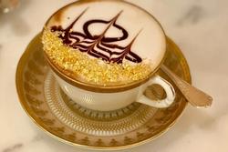 Ly cà phê rắc vàng 23 karat giá nửa triệu trong khách sạn nguy nga