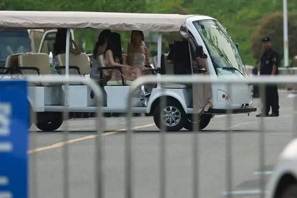 Chi Pu rủ dàn sao Trung Quốc hát nhạc Hoàng Thùy Linh-2