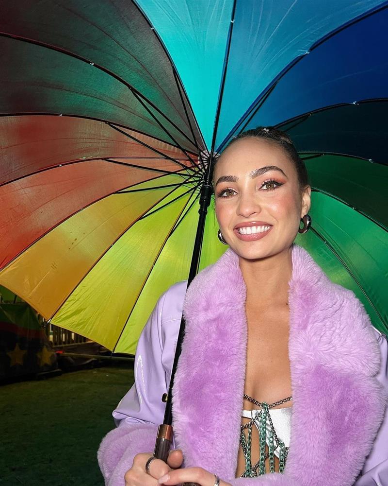 Đương kim Hoa hậu Hoàn vũ mặc táo bạo-5