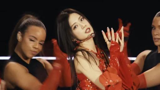 Cô nàng mệnh Hỏa Jisoo (BLACKPINK) và những lần mặc outfit đỏ bùng nổ visual-1