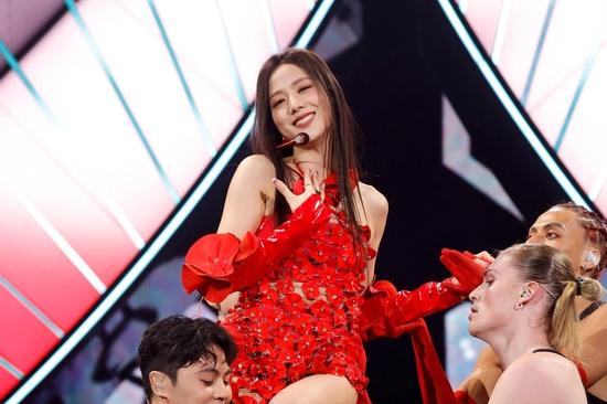 Cô nàng 'mệnh Hỏa' Jisoo (BLACKPINK) và những lần mặc outfit đỏ bùng nổ visual