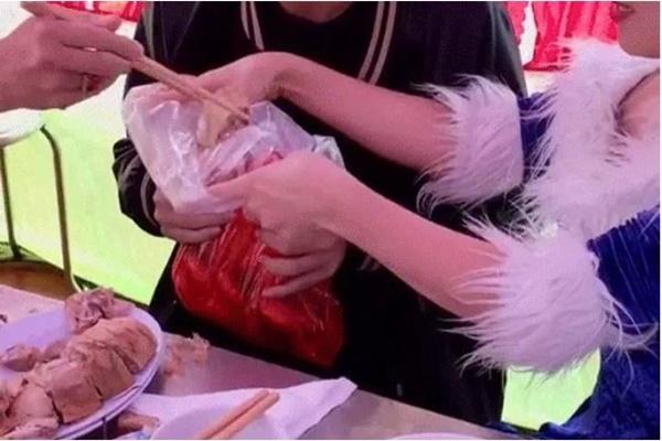 Cả mâm ăn cỗ lấy phần, cô dâu Hà Nội sững người vì xấu hổ-2