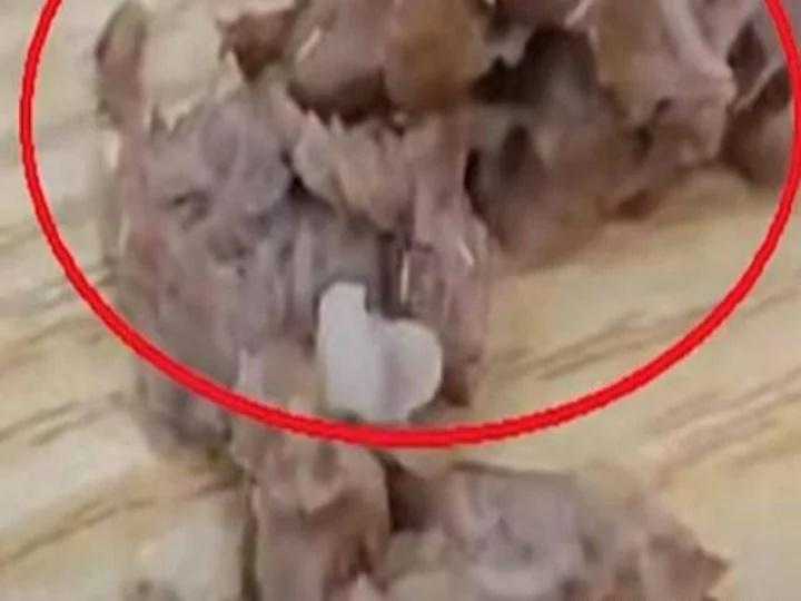 Đang ăn phát hiện đầy giòi trong sườn, cô gái kiện luôn nhà hàng-1