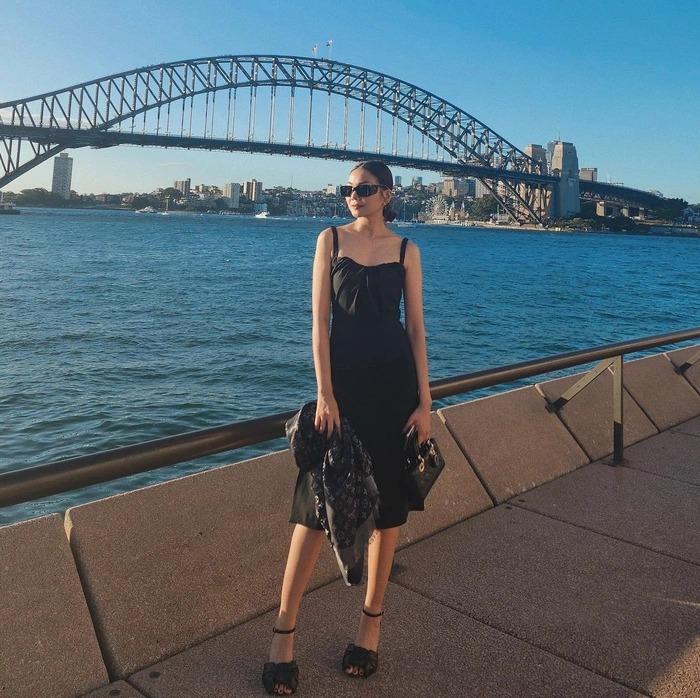 10 set trang phục màu đen trẻ trung và sang trọng-4