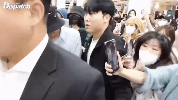 G-Dragon (BIGBANG) gây ngỡ ngàng khi diện quần ngủ mát mẻ ra sân bay-4