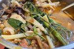 Hà Nội: Tạm đình chỉ nhà hàng bị tố cho khách ăn nước lẩu thừa-3