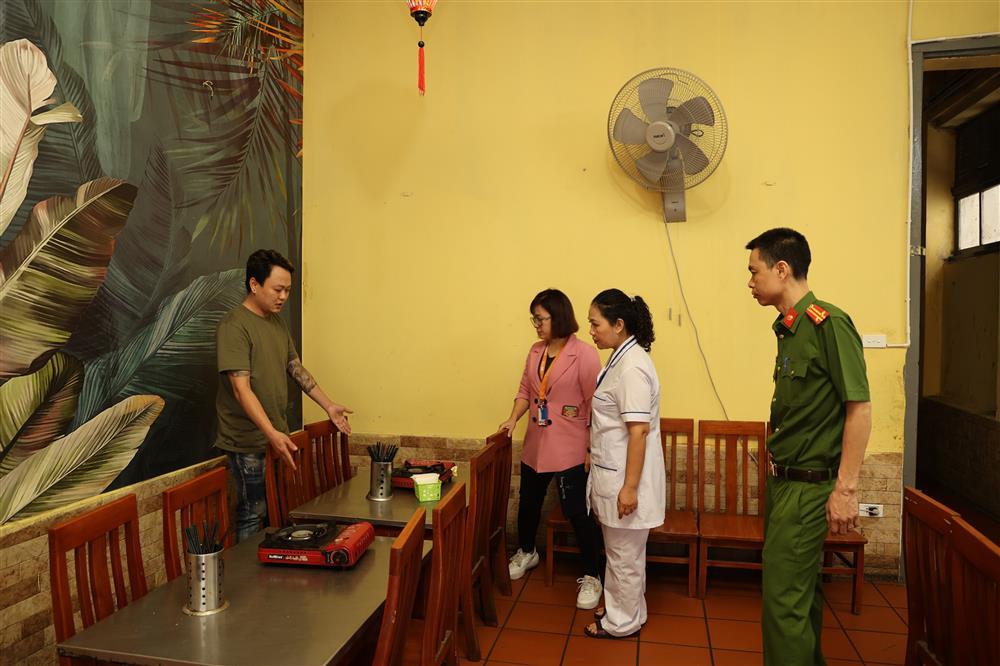 Hà Nội: Tạm đình chỉ nhà hàng bị tố cho khách ăn nước lẩu thừa-1