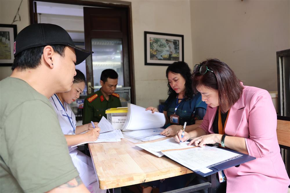 Hà Nội: Tạm đình chỉ nhà hàng bị tố cho khách ăn nước lẩu thừa-2