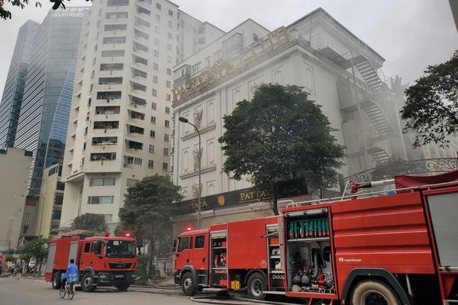 Xe khách đang đỗ trong gara bất ngờ bốc cháy ngùn ngụt-4