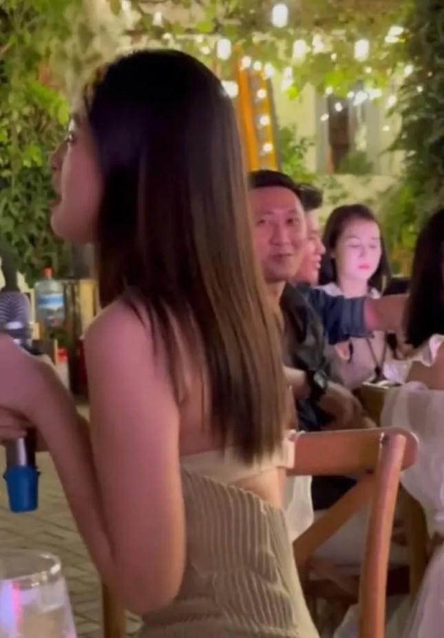 Hoa hậu Tiểu Vy bị hiểu nhầm tai hại vì bộ váy có thiết kế lạ-3