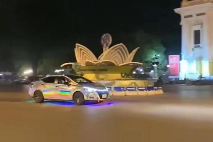 Bắt khẩn cấp tài xế ô tô biểu diễn drift trước Nhà hát Lớn-2
