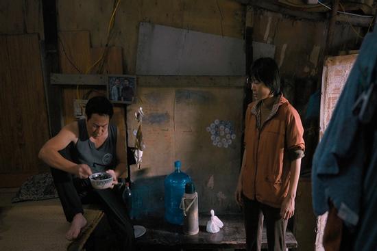 NSƯT Hoàng Hải ở bãi rác, không thở nổi ngày đầu quay 'Cuộc Đời Vẫn Đẹp Sao'