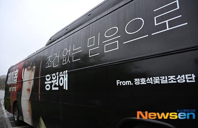 j-hope (BTS) lên đường nhập ngũ, binh nhất Jin cũng có mặt để đón hậu bối-4