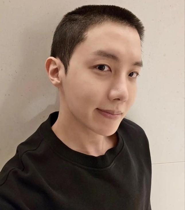 j-hope (BTS) lên đường nhập ngũ, binh nhất Jin cũng có mặt để đón hậu bối-6