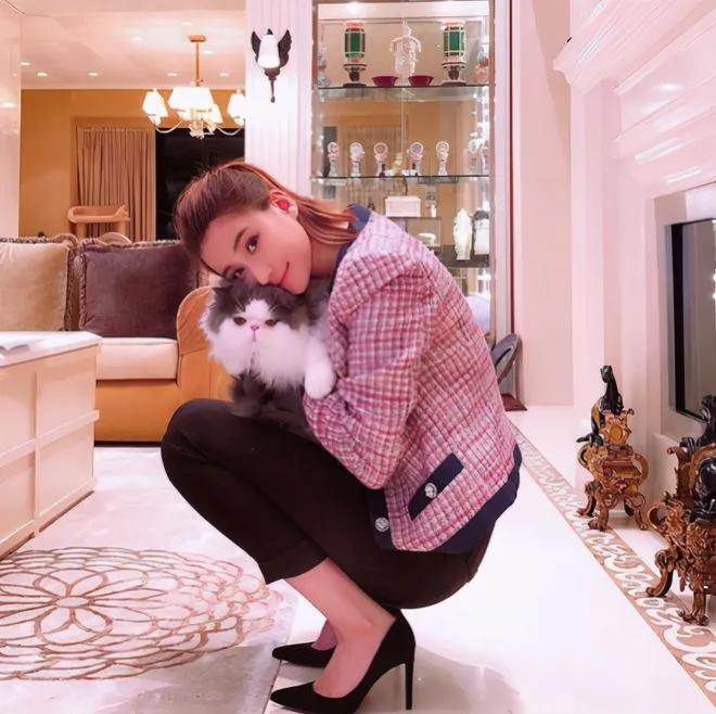 Con gái Vua sòng bài Macau - Hà Siêu Liên giàu có cỡ nào?-4