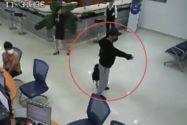 Nam bảo vệ kể lại phút vật lộn, giằng co với tên cướp ngân hàng-4