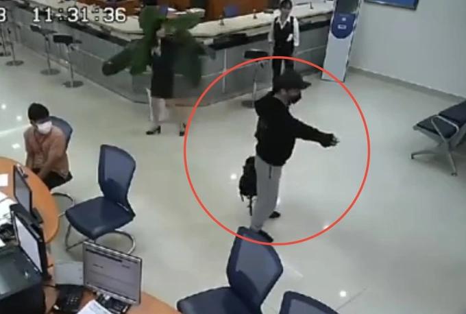 Clip nam bảo vệ vật lộn, bắt giữ kẻ cướp có súng ở Bình Dương-1