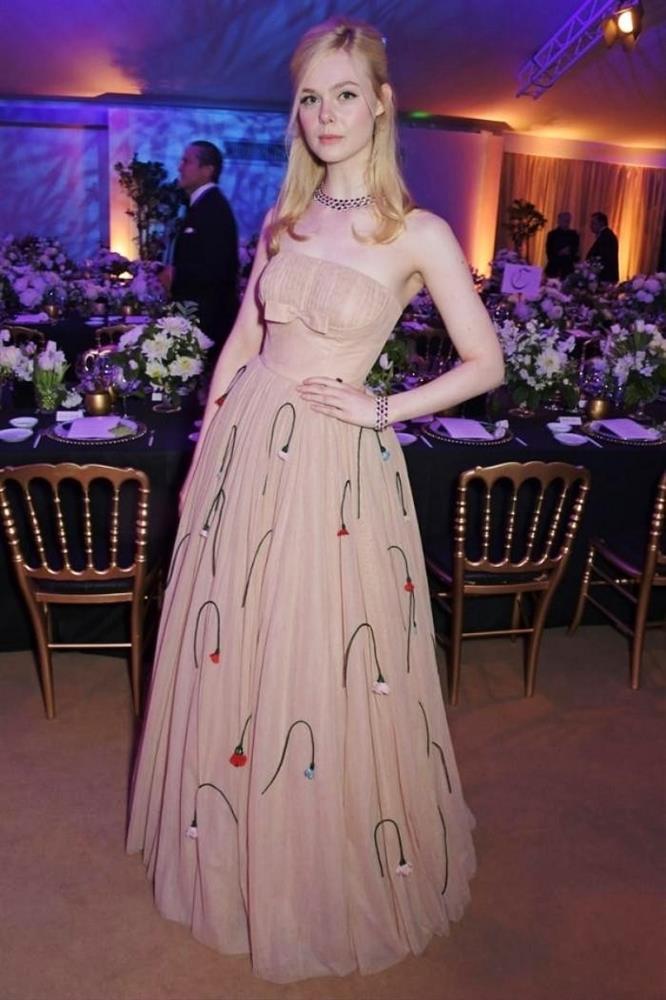 Mặc váy quá chật khiến sao nữ khó thở, ngất xỉu-4