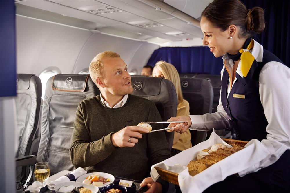 Vì sao muốn ăn ngon thì nên ngồi ghế đầu trên máy bay?-1