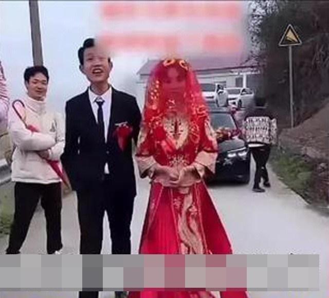 Xe cưới gặp xe tang trên con đường hẹp, không ai chịu nhường ai-2